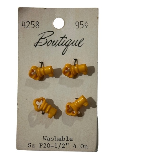 Vintage Set of 8 Boutique Washable Yellow Skeleton Key Buttons Size F20 1/2” NOS - Picture 3 of 4
